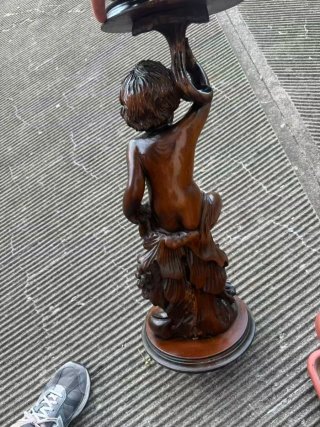 Gueridon scultore in Noce