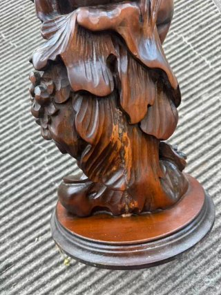Gueridon scultore in Noce