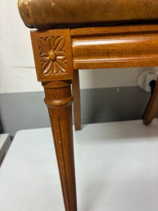 Sillas de roble con asiento de cuero