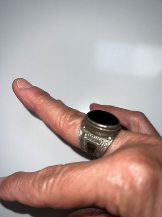 Anello con pietra nera