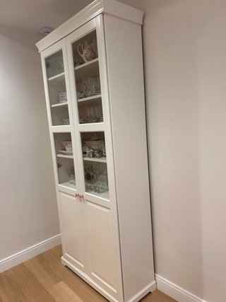 Vitrina de madera y cristal