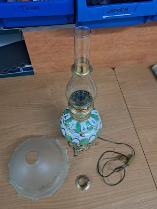 Lámpara quinqué metal y cristal dorado