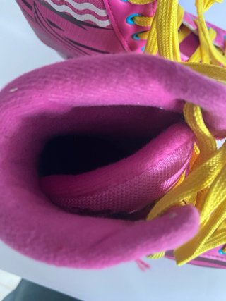 Pattini a rotelle rosa con lacci gialli