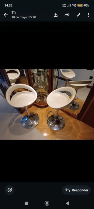 Taburetes altos blancos y metal