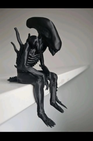 Figura Alien Sentado