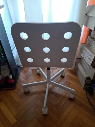 Silla de oficina blanca con ruedas