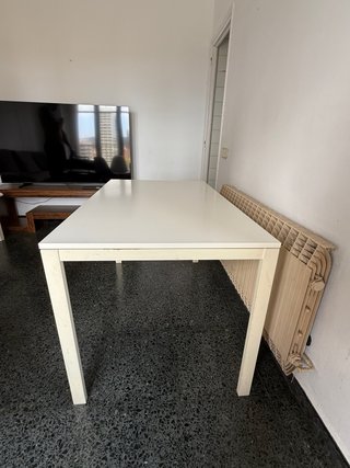 Mesa comedor y 4 sillas blancas