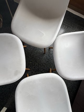 Mesa comedor y 4 sillas blancas