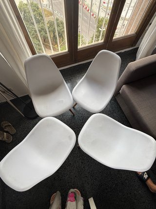 Mesa comedor y 4 sillas blancas