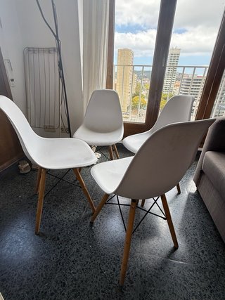 Mesa comedor y 4 sillas blancas