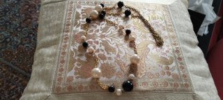 Collana cintura in perle bianche e nere