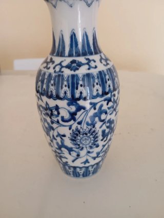 Jarrón de porcelana azul y blanco, China.