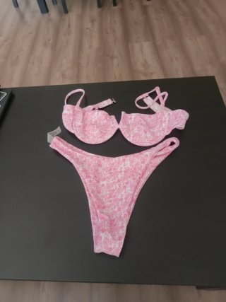 Bañador bikini rosa y blanco estampado
