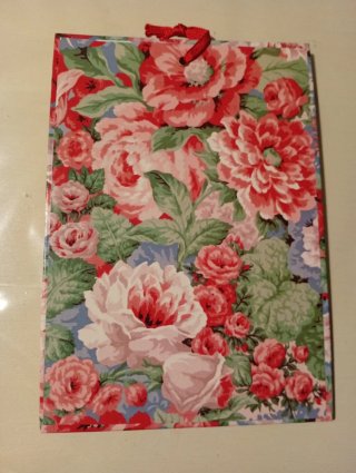 Rubrica telefonica con copertina floreale