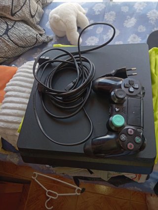 PS4 (PlayStation 4) con 2 controller