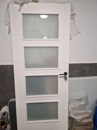 Puerta blanca con cristal, apertura izquierda