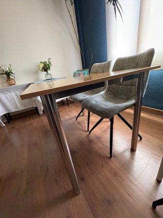 Mesa comedor chasis inox sobre madera