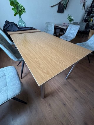 Mesa comedor chasis inox sobre madera