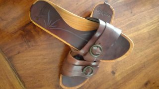 Sandalias de piel marrones
