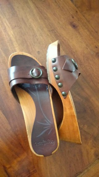 Sandalias de piel marrones