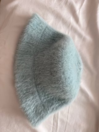 Gorro azul de pelo sintético.
