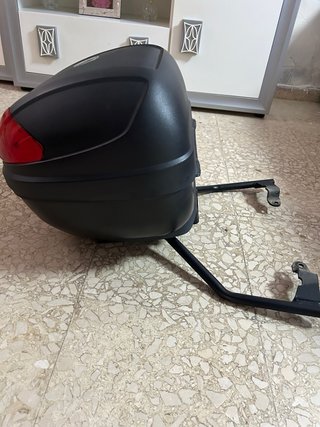 Baúl Givi Moto Negro y Rojo