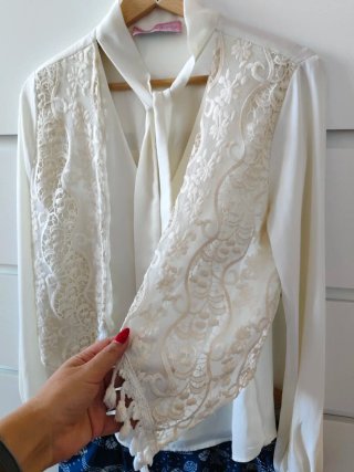 Blusa blanco roto/marfil con encaje