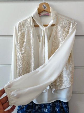 Blusa blanco roto/marfil con encaje