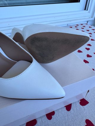 Zapatos de tacón blancos con pedrería