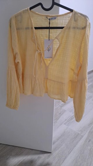 Blusa Stradivarius amarilla talla S