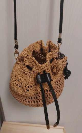 Borsa estiva in paglia beige e nera