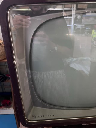 Televisor Antiguo Philips con Mesa