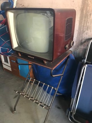 Televisor Antiguo Philips con Mesa
