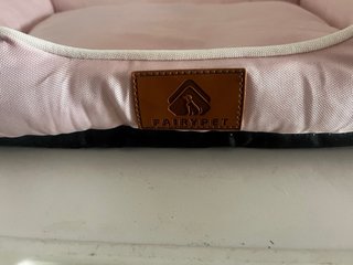 Cama para perro pequeño rosa