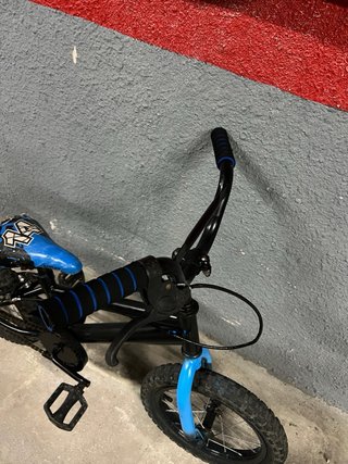 Bicicleta infantil negra con casco