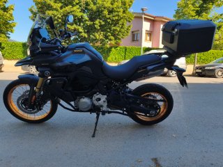 Moto Adventure Negra y Dorada