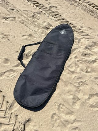 Tabla de surf DHD DNA 5’10” + funda de viaje