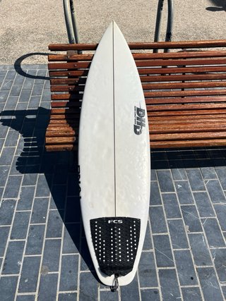 Tabla de surf DHD DNA 5’10” + funda de viaje