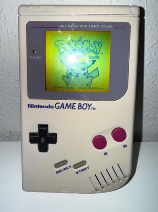 Nintendo Game Boy + Pokémon Amarillo
