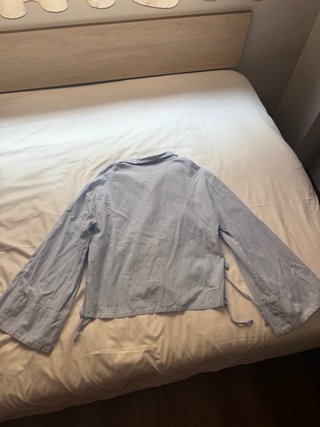Camisa azul con mangas anchas