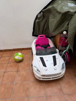 Coche eléctrico infantil blanco y rosa