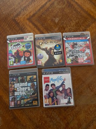 Console PS3 con controller, giochi e microfoni