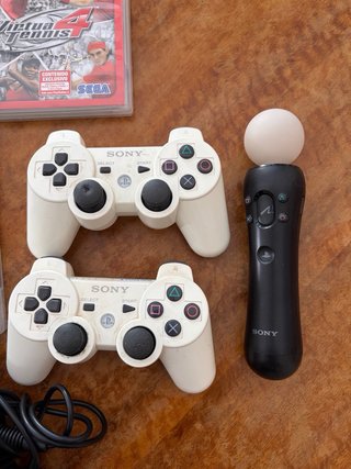 Console PS3 con controller, giochi e microfoni