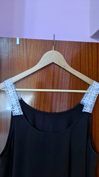 Camiseta negra tirantes encaje