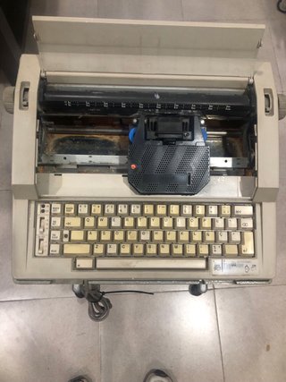 Máquina de escribir con mesa