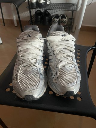 Zapatillas Adidas Grises y Plateadas