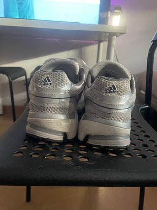 Zapatillas Adidas Grises y Plateadas