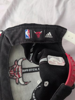 Gorra Chicago Bulls Adidas Negra Roja