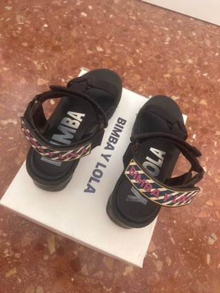 Sandalias Bimba y Lola Tacón Negro