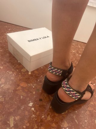 Sandalias Bimba y Lola Tacón Negro